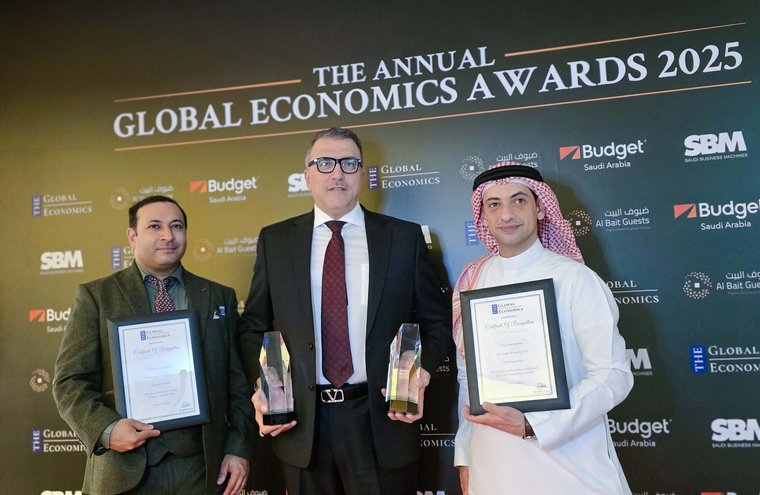 You are currently viewing مدينة المعرفة الاقتصادية تفوز بجائزتين ضمن جوائز Global Economics 2025: “التصميم الأيقوني الأكثر ابتكارًا لبوابة المدينة” و”أفضل مطوّر عقاري في تطوير الوجهات الحضرية المتكاملة”